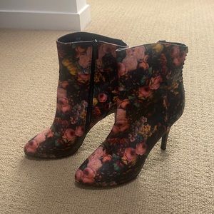 Floral heeled booties with an edgy metal detail